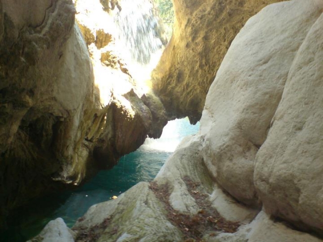 穿越峡谷的路线